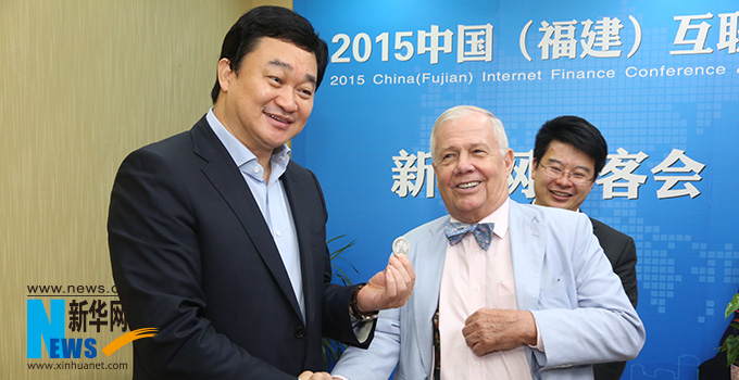 罗杰斯参加思客会,与新华网董事长、总裁田舒斌亲切交谈。