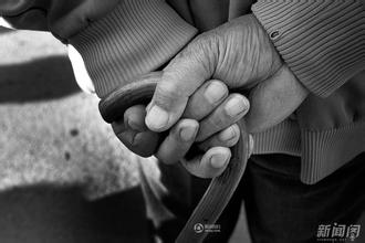 路遇老人摔倒，怎么做才是正确的救助？