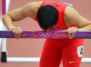 是失望还是感动？刘翔再出意外摔倒