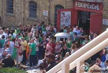 爱尔兰拳击迷喝酒庆祝