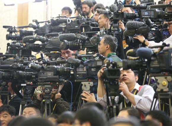 新常委见面会现场的记者