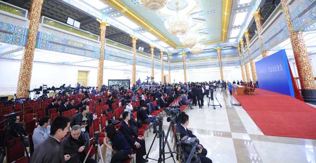 总理记者会，记者提前到会场做准备