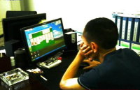 一天玩电脑四五小时,机关里养了多少闲人?