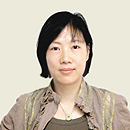 “一个企业家倒下，数名高官被刑。由企业家缔造的中国家电营销帝国仍然存在，而企业家背后所折射的官商结合、权钱交易曝光，前者显示了中国经济制度的改良型变迁，而后者则提醒我们，中国商业土壤中的钱权交易劣根性仍未有根本性扭转。”