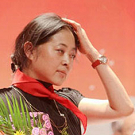 不能因为主办方自己对着金钱弯下了腰，就逼得“中华脊梁”也佝偻着身子，这样做是要被民众在后面戳脊梁骨的。