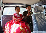 意外抓拍到的朝鲜军人婚礼