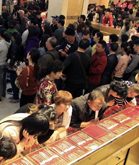 微话筒：国人消费为何热衷&ldquo;抢&rdquo;？