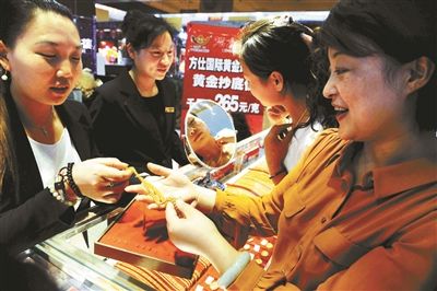 酗酒整容抢红包，过个年他们也是蛮拼的！