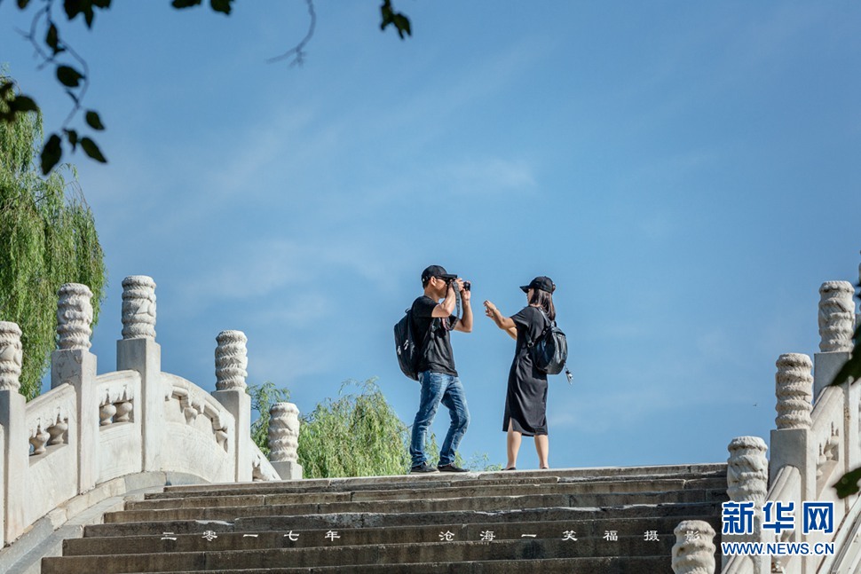 荡舟颐和园赏秋