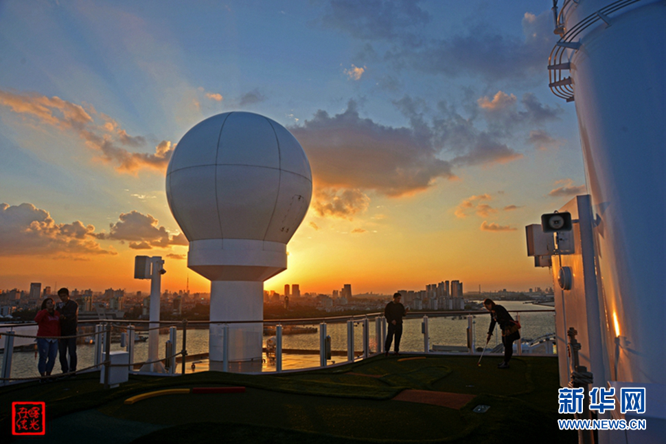 《海上天空的那片红》