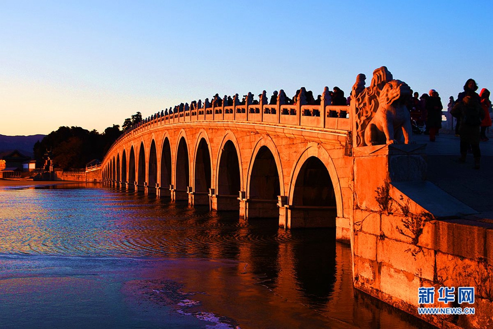 夕阳染红了昆明湖