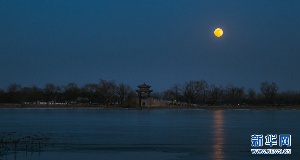 颐和园西堤红月亮初升