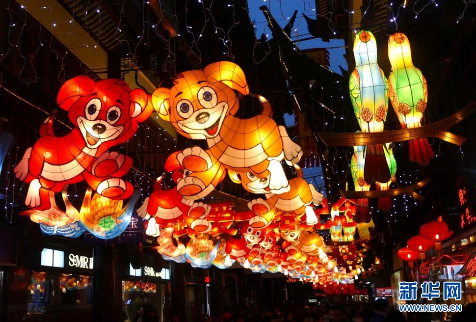 上海城隍庙彩灯亮起年味渐重