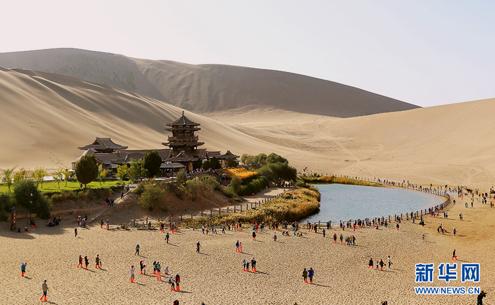 登鸣沙山赏月牙泉
