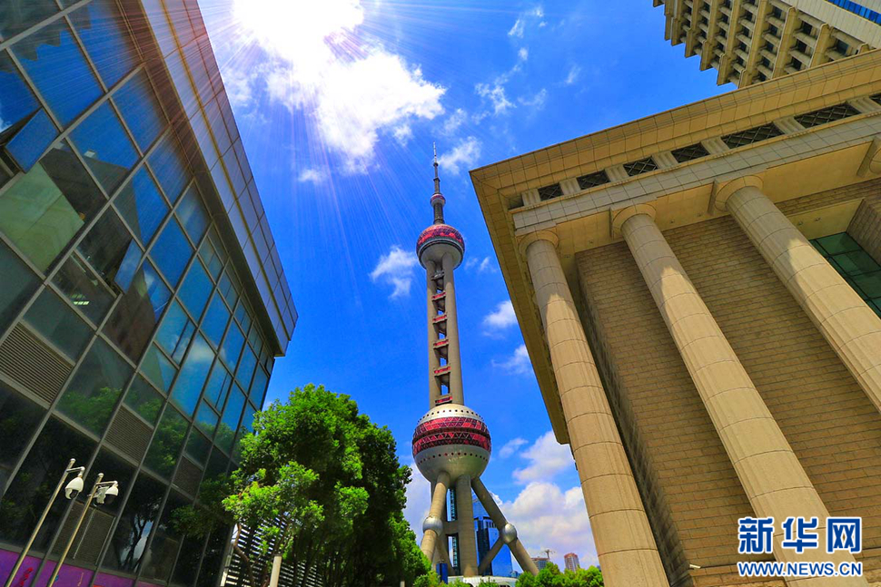 蓝天白云陆家嘴