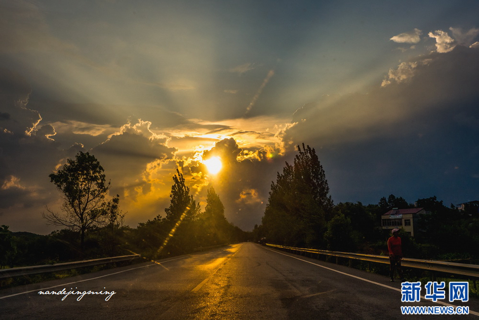 高速公路旁的田园风光