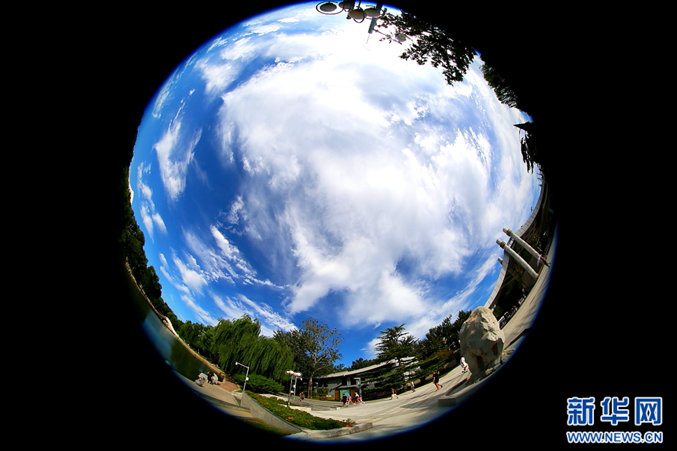 蓝天白云秋光好