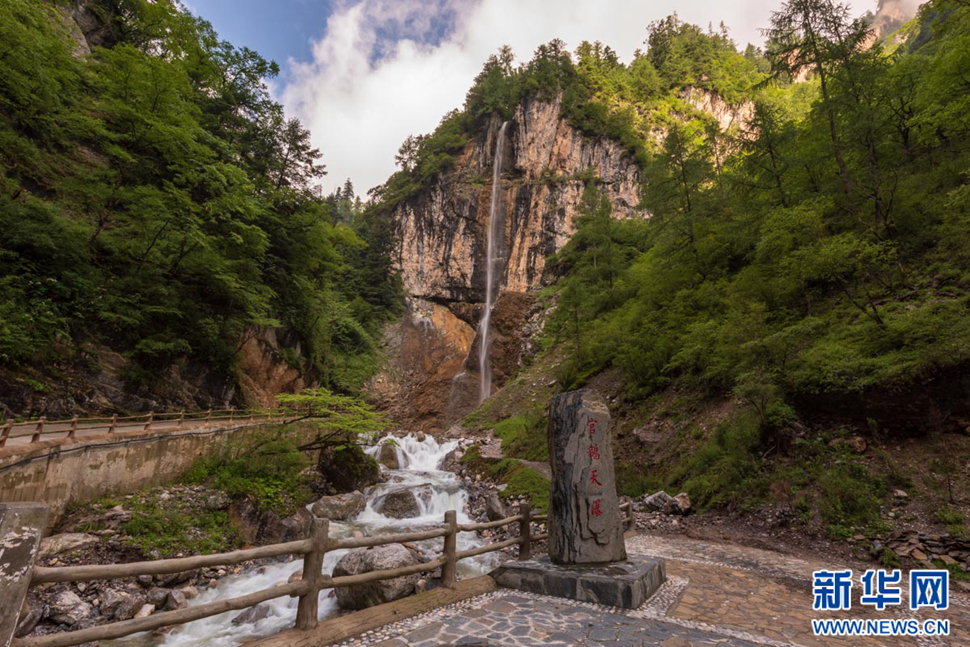 重崖森迥瀑飞先，鹅沟炎夏水风凉