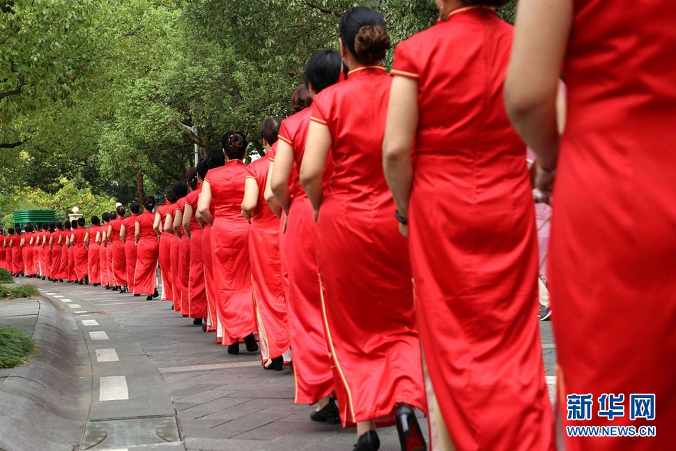 碧水湖畔邂逅旗袍红