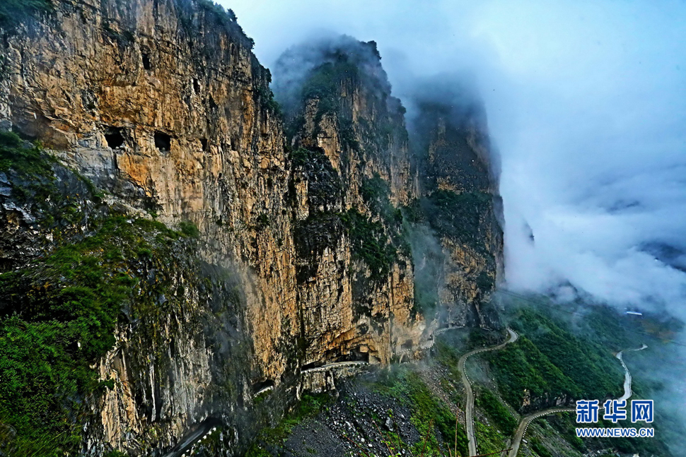走进锡崖沟挂壁公路