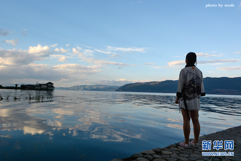 大理洱海岸边走