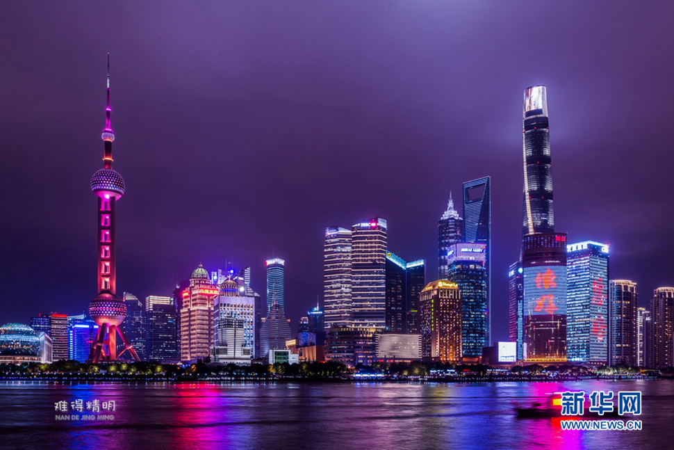 《上海浦江两岸靓丽璀璨》