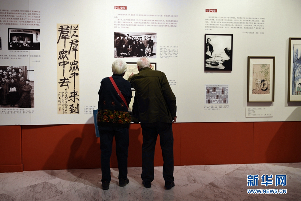 《美术馆里的背影》