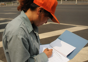 微联播：记者随基层环卫看“检查” ” 