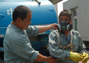 微联播：记者实地体验抽粪作业