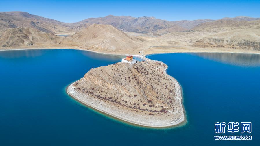 无人机航拍羊湖北岸日托寺 可360度远眺湛蓝羊湖
