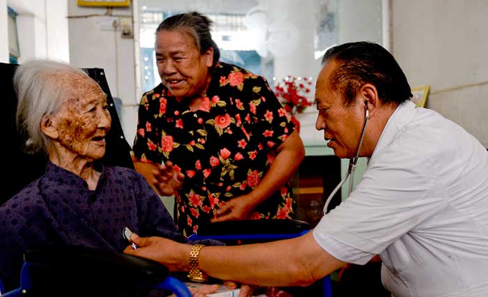 赵步长为百岁老人、百色起义的参与者蒙秀娥问诊