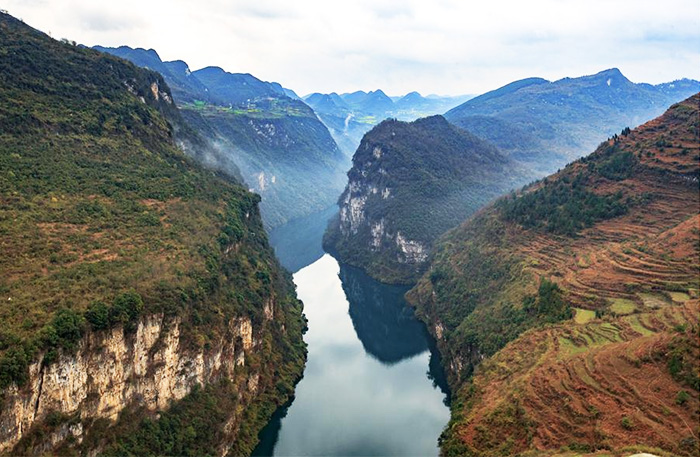 鸟瞰贵州毕业鸭池河峡谷风光壮美 坡陡山高宛如仙境