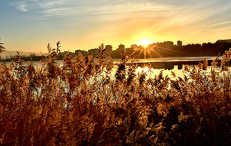 甘肃张掖芦水湾燕然湖红霞飞舞 湖面绚丽多彩宛如油画