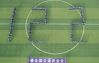 摄影师航拍交通安全进校园活动 交通安全从娃娃抓起