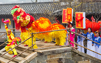 安徽铜陵上演舞龙舞狮划旱船 空中俯瞰场面壮观