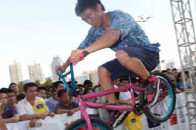 CX中国极限赛武汉赛区张智勇挑战小轮车跳高赛