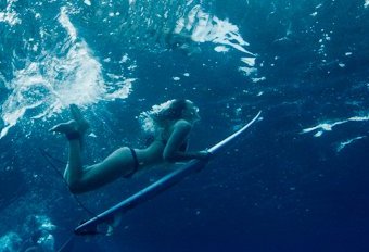 探索未知世界：女摄影师水下摄影