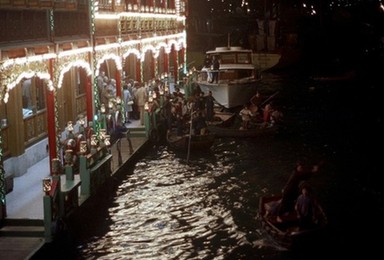 浮城谜事：镜头下40年前的&ldquo;不夜城&rdquo;香港