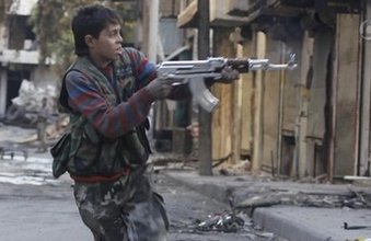 【镜界】叙利亚13岁男孩持阵亡父亲步枪作战