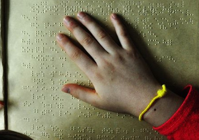 【镜界】盲童的一天：指尖上的生活