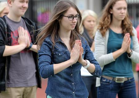 【镜界】：外交在民间