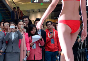 【镜界】被手机&ldquo;绑架&rdquo;的中国人（一）