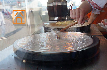 【镜界】煎饼果子高价横行索契 老翁仰泳创纪录