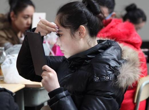 【镜界】艺考艰辛 赶考场面堪比春运