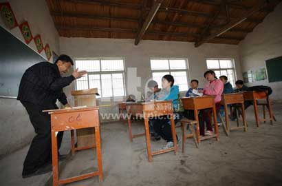 【镜界】传递正能量 &ldquo;弯腰老师&rdquo;患病26载难舍讲台