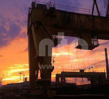 晚霞映照下的工厂