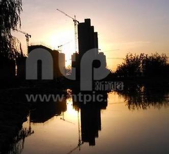 夕阳下的建筑工地