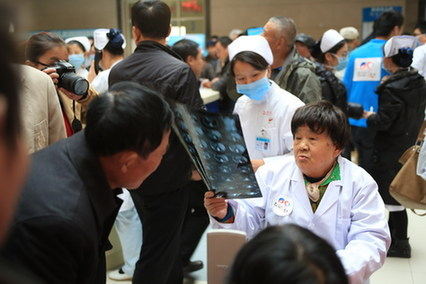 医护工作者开展医疗救助活动