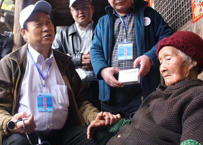 为百岁孤寡老人送爱心