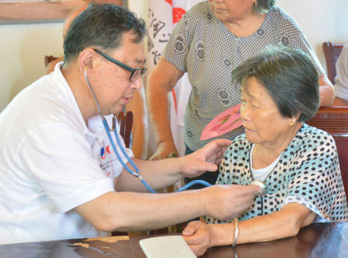 脑心同治走基层 瑞金人民医院义诊点